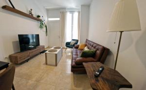 een woonkamer met een bank en een televisie bij Casa Polita in Castillo del Romeral +12 foto's