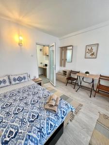 a bedroom with a bed with towels on it at Urban LowCost in Văleni