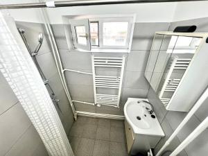 a bathroom with a sink and a mirror at Urban LowCost in Văleni