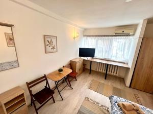 a small living room with a desk and a computer at Urban LowCost in Văleni