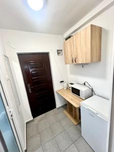 a small kitchen with a counter and a microwave at Urban LowCost in Văleni