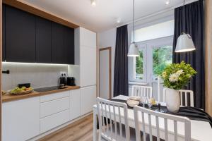 een keuken en eetkamer met een tafel en stoelen bij Cozy Corner by Cozyplace in Krakau