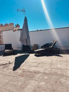 patio con ombrellone, sedia e ombrellone di Domus Olea & Opuntia Salento a Galatone Altre 22 foto