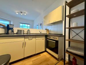 Η κουζίνα ή μικρή κουζίνα στο Business All Inclusive Apartment bei Magdeburg voll ausgestattet mit Highspeed WLAN +9 φωτογραφίες