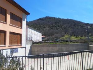 - Vistas a la montaña desde un edificio en Apartamentos La Covatilla en Neila de San Miguel