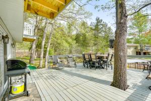 Balkón nebo terasa v ubytování Balcony and Fire Pit Home on Lake of Ozarks!