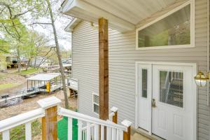 Balkón nebo terasa v ubytování Balcony and Fire Pit Home on Lake of Ozarks!