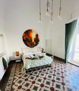 una camera da letto con un letto e un grande dipinto sul muro di Domus Olea & Opuntia Salento a Galatone