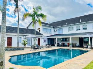 内尔斯普雷特Wölfe Krantz Accommodation的房子前面的游泳池