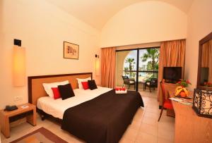 um quarto de hotel com uma cama e uma televisão em Sentido Djerba Beach em Midoun