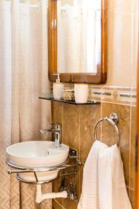 un baño con lavabo y espejo en Central House of Ialisos, en Ialisos
