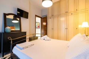Un dormitorio con una cama con dos toallas encima. en Central House of Ialisos, en Ialisos