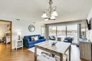 Χώρος καθιστικού στο Lakefront Osage Beach Condo with Balcony and Pool