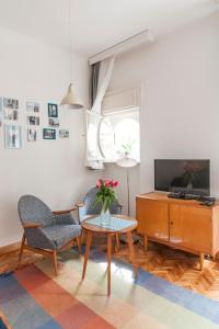 Televízia a/alebo spoločenská miestnosť v ubytovaní BudaFlats Apartments II.