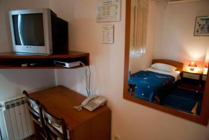 Televízia a/alebo spoločenská miestnosť v ubytovaní Hotel Metković