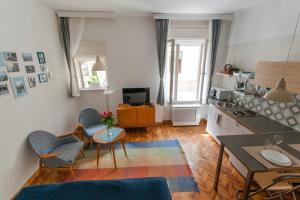 cocina y sala de estar con mesa y sillas. en BudaFlats Apartments II., en Budapest