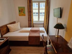 Postel nebo postele na pokoji v ubytování Hotel Königin Olga