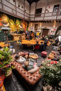 un gruppo di persone seduti su un divano in una stanza di Black Llama Hostel Cusco a Cuzco
