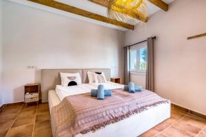 ein Schlafzimmer mit großem Bett und Fenster in der Unterkunft Casa de Isabella in Balcon del Mar + 21 Fotos