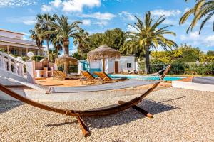 eine Hängematte vor einem Haus mit Pool in der Unterkunft Casa de Isabella in Balcon del Mar