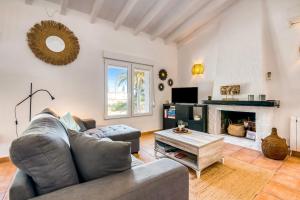 ein Wohnzimmer mit Couch und Kamin in der Unterkunft Casa de Isabella in Balcon del Mar