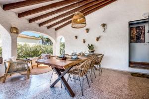 ein Esszimmer mit einem Holztisch und Stühlen in der Unterkunft Casa de Isabella in Balcon del Mar