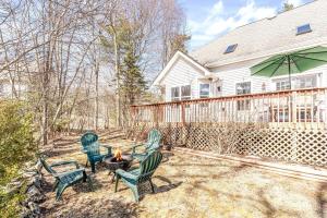 un cortile con sedie, tavolo e ombrellone di Hilltop Villa a East Stroudsburg