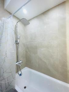 Ένα μπάνιο στο Discovery Asanbai