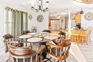 una sala da pranzo con tavolo e sedie di Hilltop Villa a East Stroudsburg
