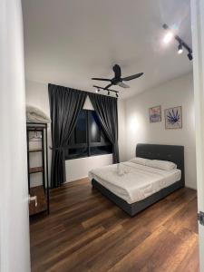 une chambre avec un lit et un ventilateur de plafond dans l'établissement Sunway Onsen 4-6pax, à Kampong Batu Lapan 13 autres photos