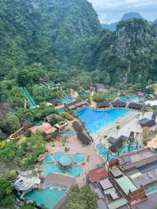 - une vue aérienne sur un parc aquatique avec 2 piscines dans l'établissement Sunway Onsen 4-6pax, à Kampong Batu Lapan