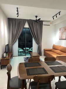 un salon avec un canapé et une table dans l'établissement Sunway Onsen 4-6pax, à Kampong Batu Lapan