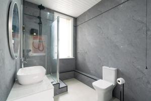 ニューカッスル・アポン・タインにあるCitysteps Hotels Newcastle Westのトイレ、洗面台、シャワー付きのバスルーム