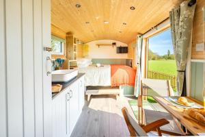 Dapur atau dapur kecil di Gin and Toffee Carriage