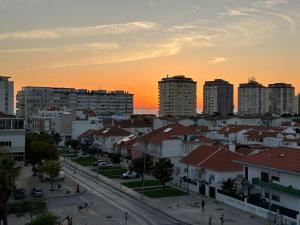 Nespecifikovaný výhled na destinaci Costa de Caparica nebo výhled na město při pohledu z apartmánu