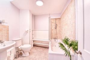 Bilik mandi di The Stylish Gem of Bath - Sleeps 10 +33 gambar