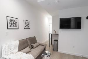 Μια τηλεόραση ή/και κέντρο ψυχαγωγίας στο Unit 2 Cozy One bed in the heart of Dc