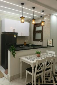 Η κουζίνα ή μικρή κουζίνα στο Dreamy Stay Porto Said