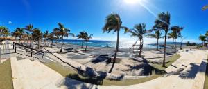 een skatepark op het strand met palmbomen bij Casa Polita in Castillo del Romeral