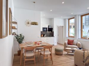 Кухня или мини-кухня в Brunnen Apartments
