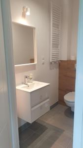 Łazienka w obiekcie White Room Wrocław przy Wyspie Opatowickiej