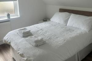 Katil atau katil-katil dalam bilik di Lanarkshire Apartment- Views- Sleeps 4- Balcony