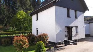 a white house with a black roof at EL MIRADOR - Ferienwohnung Nähe Nürburgring - Eifel - Ahr - Rhein - RENOVIERT in Kempenich