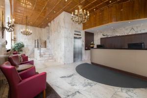 Un vestíbulo con un bar con sillas y un mostrador. en Hotel Fürst Bismarck, en Hamburgo