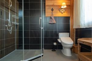 Un baño de Courtyard Shangri-la 藏舍小院