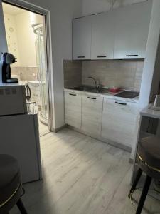 Η κουζίνα ή μικρή κουζίνα στο Di fronte al Lago