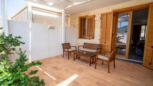 patio z krzesłami, stołem i stołem w obiekcie Villa Sapore di mare w mieście Favignana
