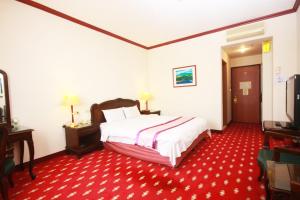 Postel nebo postele na pokoji v ubytování East Commercial Affairs Hotel