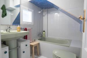Un baño con lavabo, bañera e inodoro. en Bungalow a pie de playa, en Ifach 19 fotos más