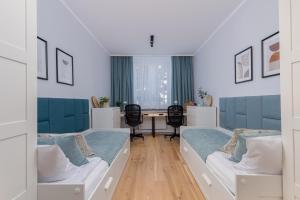 een kamer met 2 bedden en een tafel bij Cozy Corner by Cozyplace in Krakau